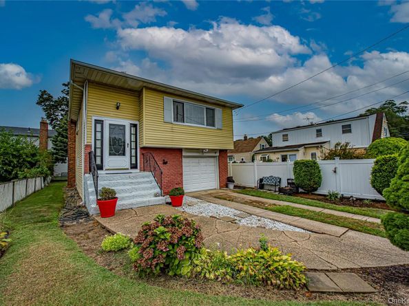 15 Major Road, Massapequa NY 11758