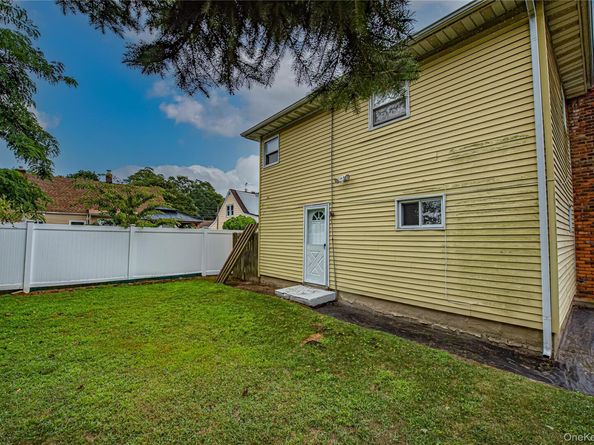 15 Major Road, Massapequa NY 11758