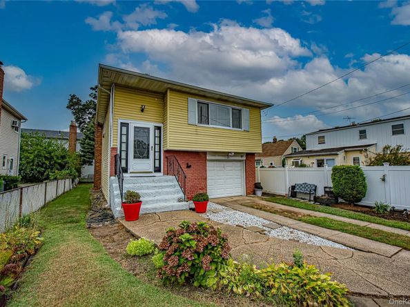15 Major Road, Massapequa NY 11758
