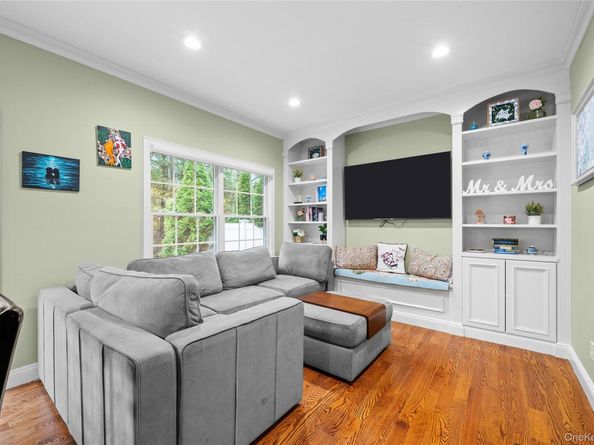 8 Eagle Circle, Bohemia NY 11716