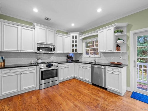 8 Eagle Circle, Bohemia NY 11716
