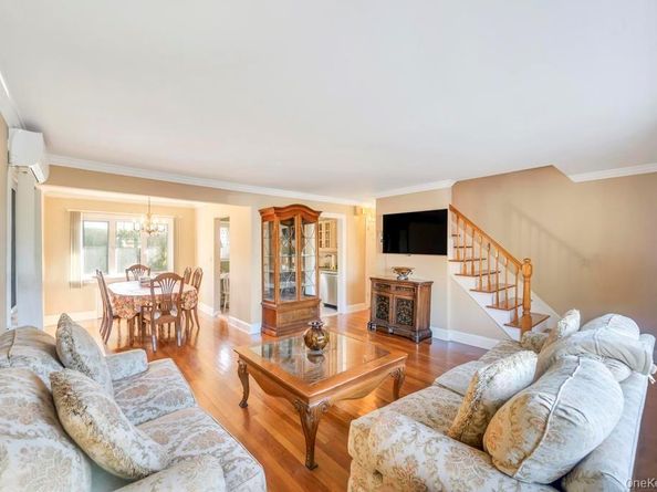 2 Ash Place, New Hyde Park NY 11040