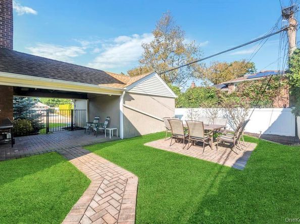 2 Ash Place, New Hyde Park NY 11040