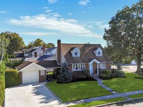 2 Ash Place, New Hyde Park NY 11040