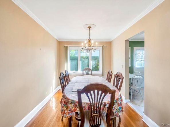2 Ash Place, New Hyde Park NY 11040