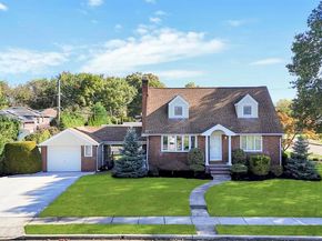 2 Ash Place, New Hyde Park NY 11040