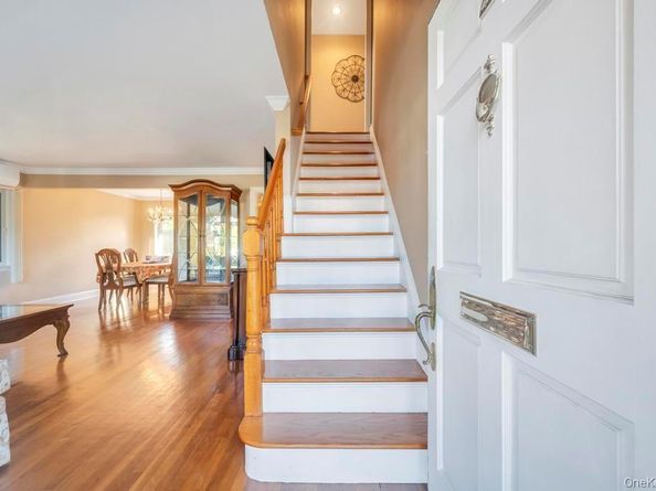 2 Ash Place, New Hyde Park NY 11040