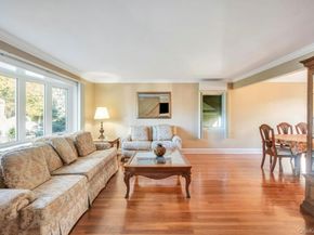 2 Ash Place, New Hyde Park NY 11040