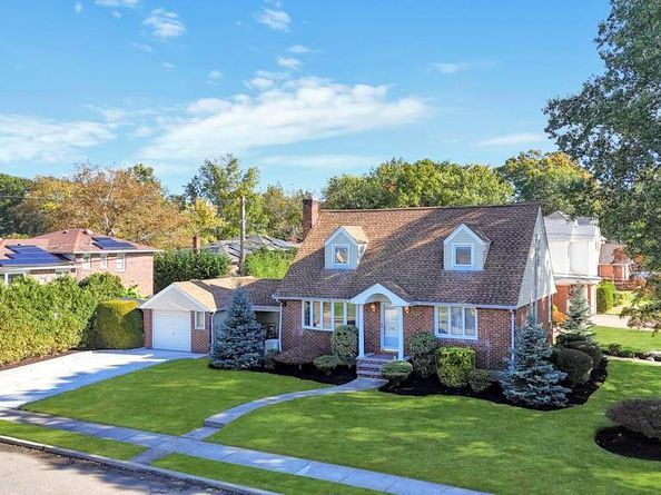 2 Ash Place, New Hyde Park NY 11040
