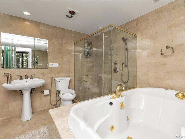 9-05 162 Street 6D, Beechhurst NY 11357