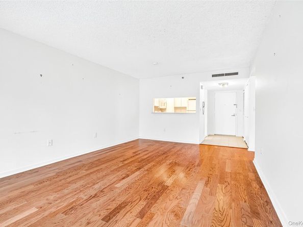 10 Stewart Place 2DW, White Plains NY 10603