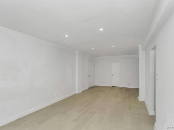 15 Hill Park Ave Avenue 1C, Great Neck NY 11021