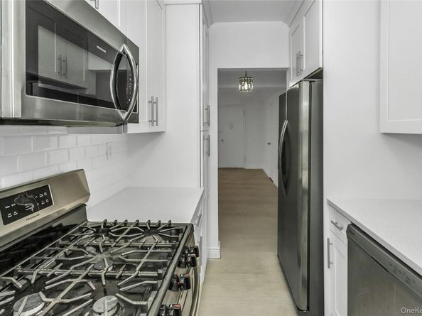 15 Hill Park Ave Avenue 1C, Great Neck NY 11021