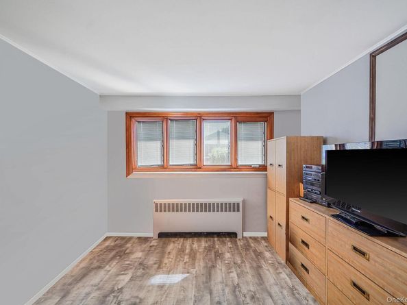 14 Lincoln Road N, Plainview NY 11803
