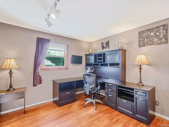 14 Lincoln Road N, Plainview NY 11803