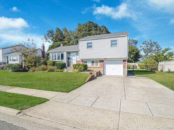14 Lincoln Road N, Plainview NY 11803
