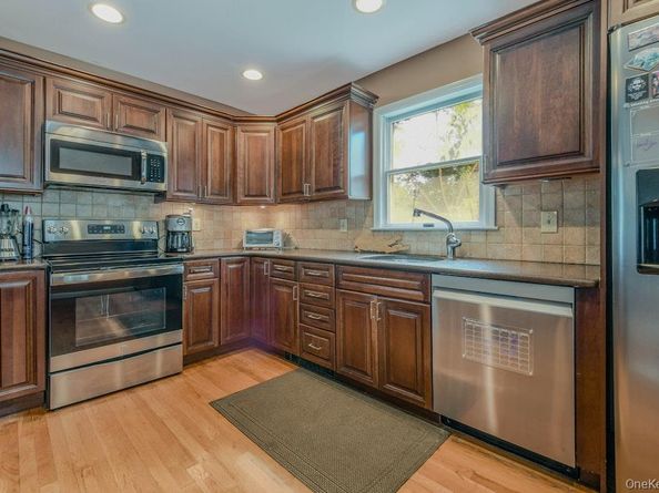 170 Wickfield Lane, North Babylon NY 11703