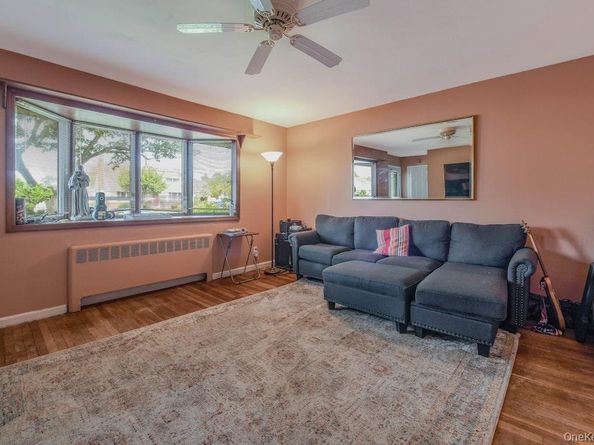 170 Wickfield Lane, North Babylon NY 11703