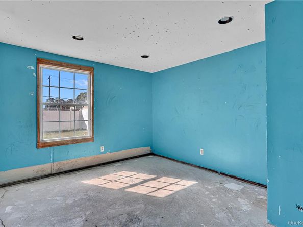 90 30th Street, Copiague NY 11726