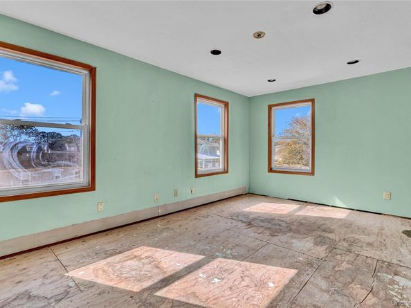 90 30th Street, Copiague NY 11726