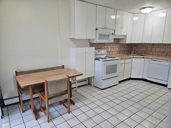 700 Broadway 5, Amityville NY 11701