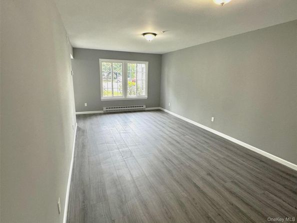 8 Lexington Court, Coram NY 11727