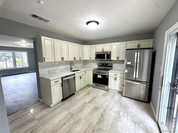 8 Lexington Court, Coram NY 11727