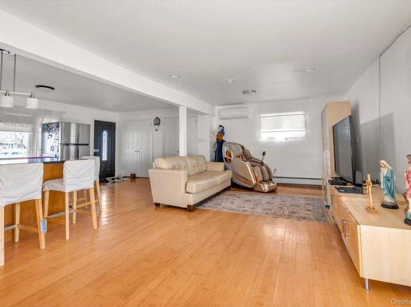 4 Carriage Lane, Levittown NY 11756