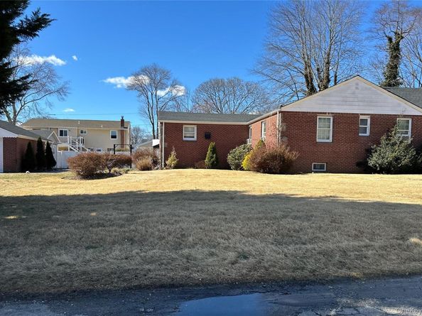 38 Hilltop Lane, Wheatley Heights NY 11798