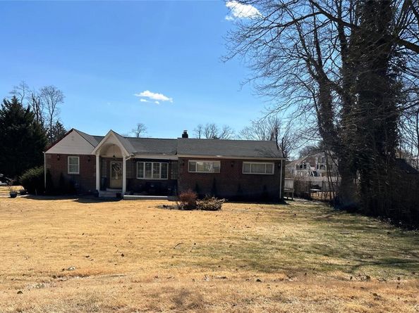 38 Hilltop Lane, Wheatley Heights NY 11798