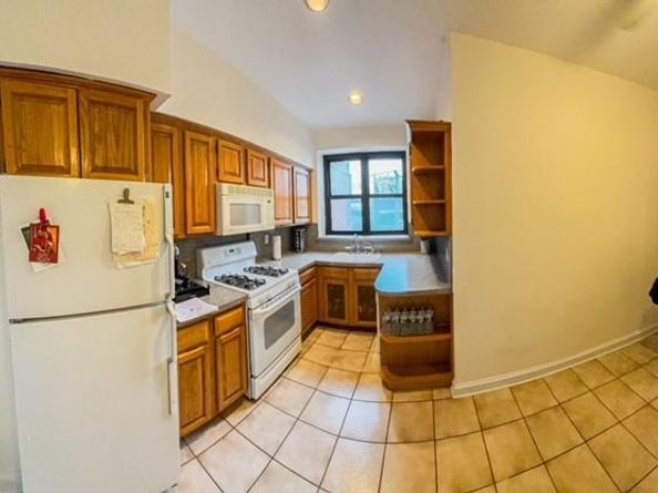 1 Townhouse Place 2G, Great Neck NY 11021