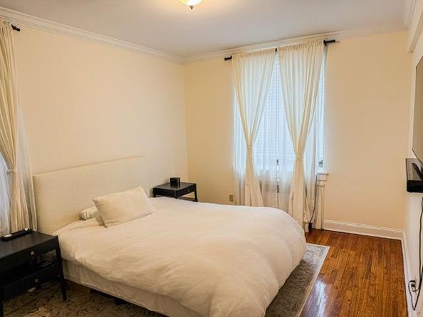1 Townhouse Place 2G, Great Neck NY 11021