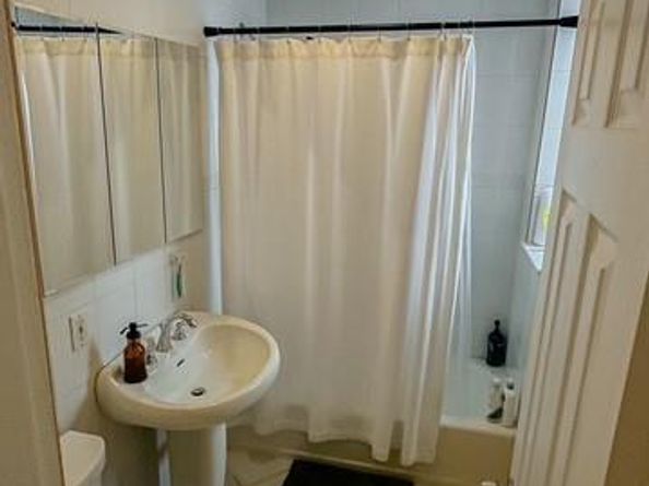 1 Townhouse Place 2G, Great Neck NY 11021