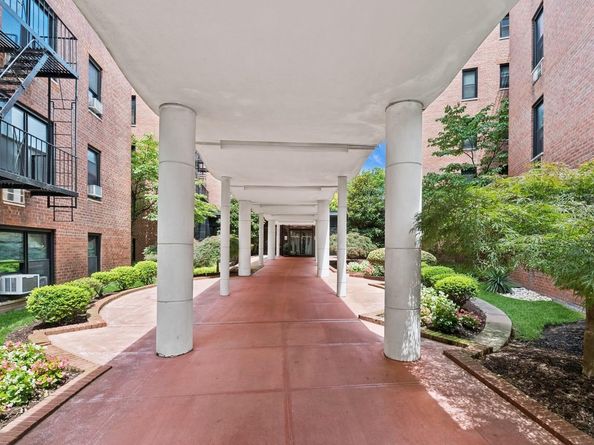 139-15 83 Ave 219, Briarwood NY 11435