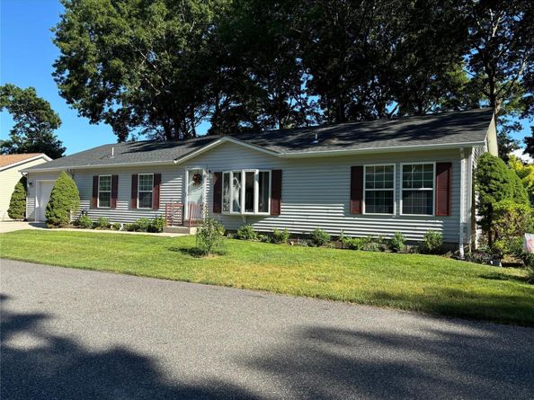 1407 Middle Road 22, Calverton NY 11933