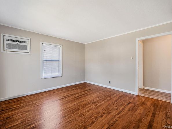 220 S Clinton Avenue, Lindenhurst NY 11757