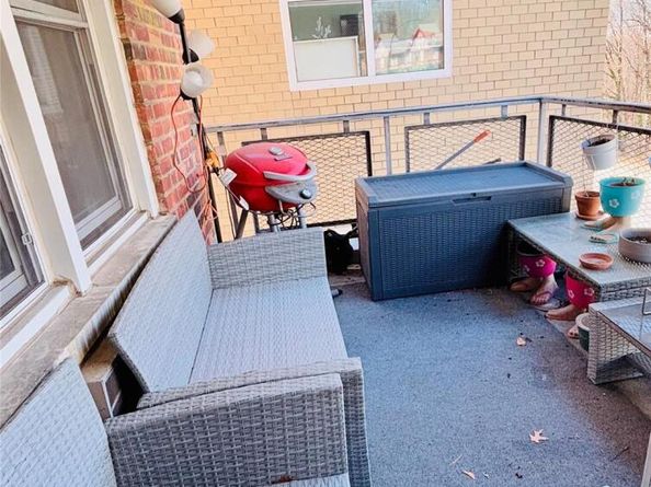 241-20 Northern Blvd 2C, Douglaston NY 11362