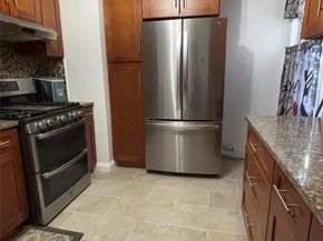 241-20 Northern Blvd 2C, Douglaston NY 11362