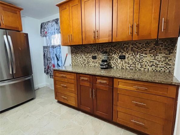 241-20 Northern Blvd 2C, Douglaston NY 11362