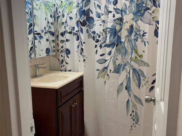 241-20 Northern Blvd 2C, Douglaston NY 11362