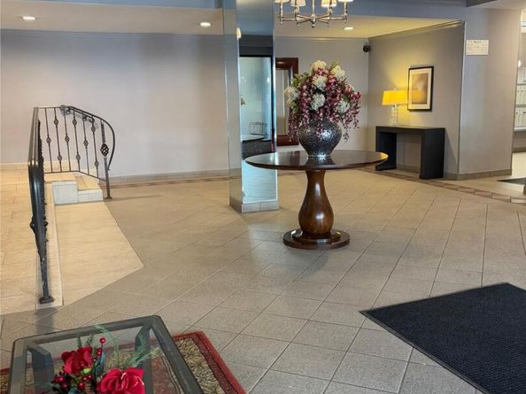 241-20 Northern Blvd 2C, Douglaston NY 11362