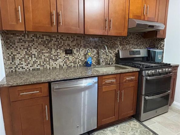 241-20 Northern Blvd 2C, Douglaston NY 11362