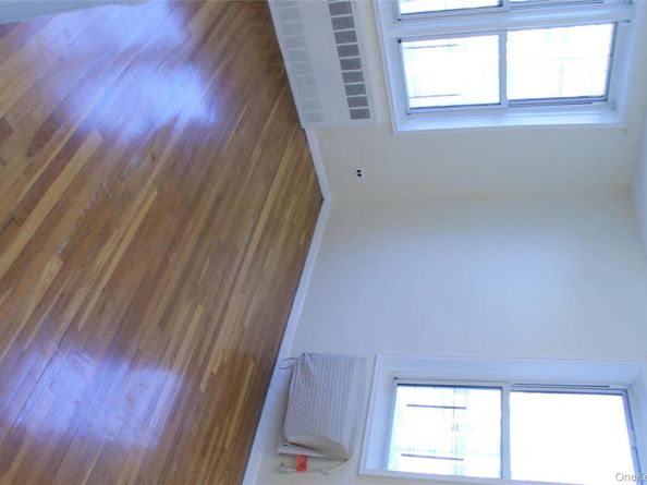 241-20 Northern Blvd 2C, Douglaston NY 11362