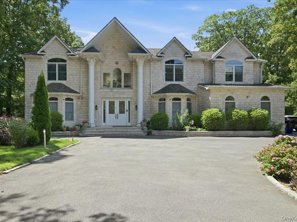 8 Headley Way, Woodbury NY 11797