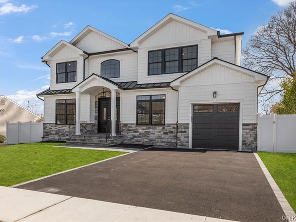 10 Lee Place, Old Bethpage NY 11804