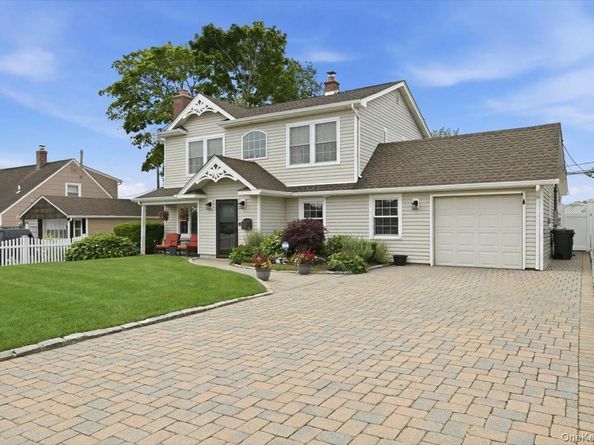 16 Penny Lane, Levittown NY 11756