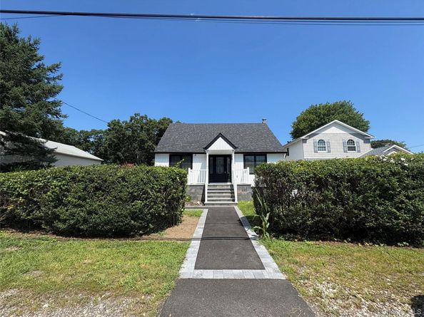 7 E Lakeland Street, Bay Shore NY 11706