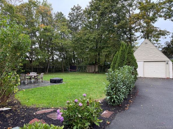 30 Merritts Pond Road, Riverhead NY 11901