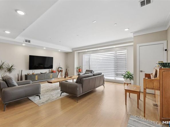 23 Lasher Lane, Edgewater NJ 07020