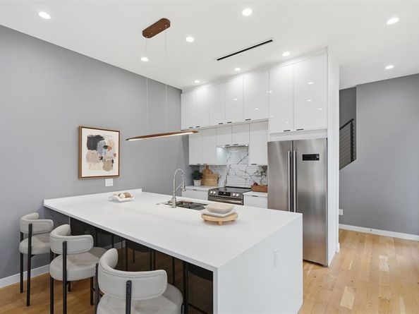 2724  Hondo  , Dallas Texas 75219